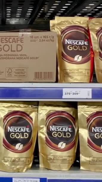 키예프 우크라이나 2024년 선반에 Nescafe Gold Nestle 인스턴트 슈퍼마켓의 식료품 — 비디오