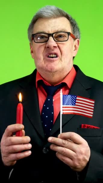 Älterer Mann Hält Gedenkrede Mit Brennender Kerze Und Amerikanischer Flagge — Stockvideo
