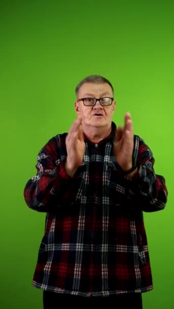 Hombre Mayor Ropa Casual Hace Varios Movimientos Quita Las Gafas — Vídeo de stock