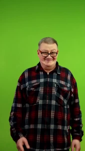 Senior Man Tillfälliga Kläder Nickar Med Huvudet Samförstånd Och Visar — Stockvideo