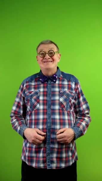 Dziwny Facet Śmiesznych Okularach Patrzący Głowicę Kamery Odpowiadający Tak Zabawny — Wideo stockowe