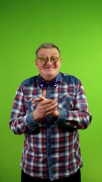 Extraño Hombre Con Gafas Graciosas Mirando Cámara Aplaudiendo Expresando Divertido — Vídeo de stock