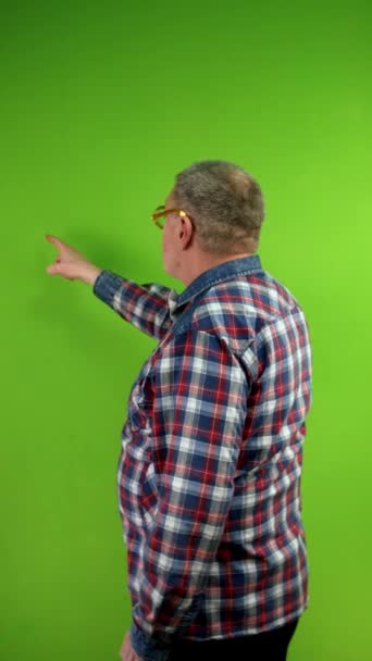 Märklig Man Roliga Glasögon Presenterar Och Berättar För Publiken Grön — Stockvideo