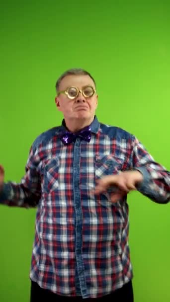 Hombre Extraño Con Gafas Divertidas Divirtiéndose Bailando Enérgicamente Ridículo Divertida — Vídeos de Stock