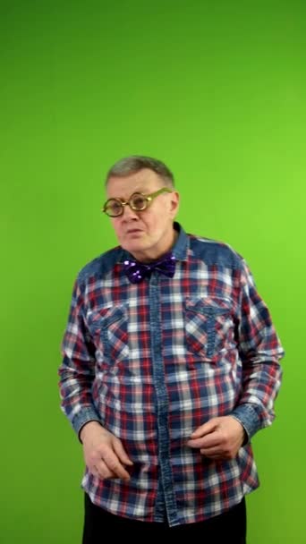 Hombre Extraño Con Gafas Graciosas Algo Terrible Agarra Cabeza Asusta — Vídeos de Stock