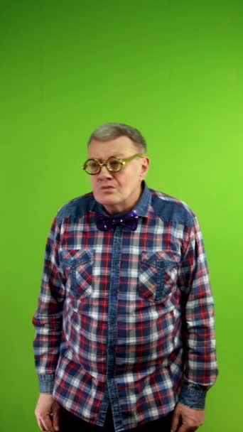 Homem Estranho Óculos Engraçados Algo Terrível Levanta Óculos Assustado Divertido — Vídeo de Stock