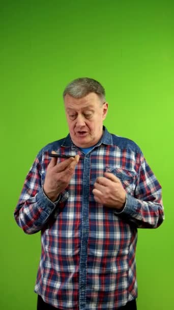 Ein Älterer Mann Hemd Hält Sein Smartphone Der Hand Und — Stockvideo