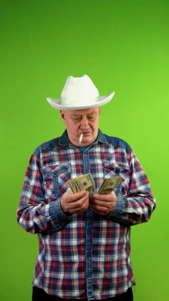 Ηλικιωμένος Άσπρο Καουμπόικο Καπέλο Μετράει Δολάρια Καπνίζει Τσιγάρο Και Φυσάει — Αρχείο Βίντεο