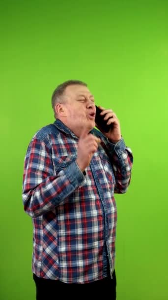 Hombre Mayor Hablando Por Teléfono Móvil Riendo Histéricamente Por Broma — Vídeo de stock