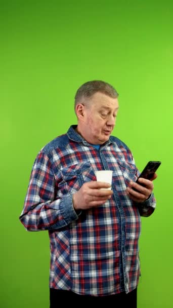 Senior Man Avslappnade Kläder Pratar Med Telefon Webbkamera Saker Livet — Stockvideo