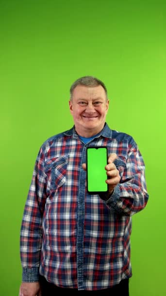 Senior Man Casual Kleding Met Smartphone Met Blanco Reclame Display — Stockvideo