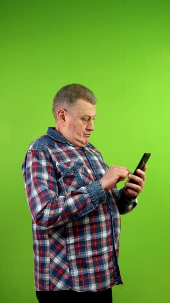 Starszy Mężczyzna Luźnej Odzieży Korzystający Smartfona Wybierający Towary Dojrzałe Osoby — Wideo stockowe