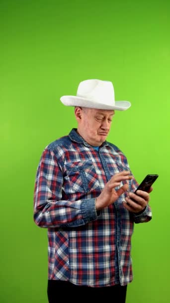 Ανώτερος Άνθρωπος Καουμπόικο Καπέλο Χρησιμοποιώντας Έξυπνο Τηλέφωνο Και Επιλέγοντας Αγαθά — Αρχείο Βίντεο