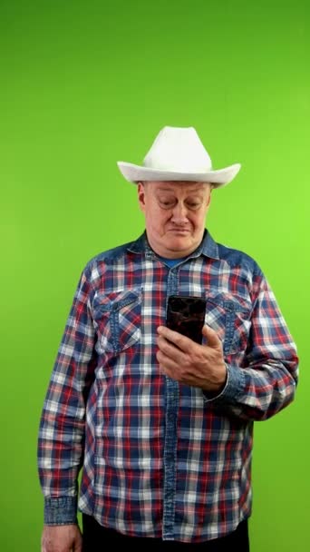 Pria Senior Bertopi Koboi Menunjukkan Tampilan Iklan Smartphone Kosong Orang — Stok Video