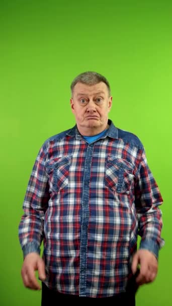 Starszy Mężczyzna Luźnych Ubraniach Pokazuje Pusty Portfel Duże Problemy Pieniędzmi — Wideo stockowe