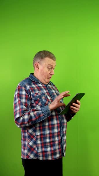 Üstün Giysili Bir Adam Tablet Kullanıyor Alışveriş Malzemelerini Seçiyor Olgun — Stok video