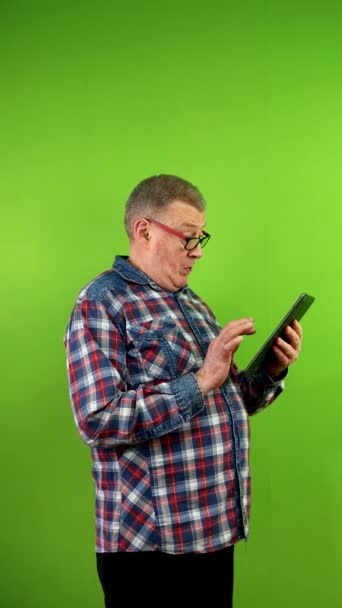 Ανώτερος Άνθρωπος Casual Ρούχα Χρησιμοποιώντας Tablet Και Επιλέγοντας Αγαθά Της — Αρχείο Βίντεο