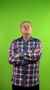 Kıdemli adam işaret dilini gösteriyor ve kesinlikle hayır diyor. Tatmin olmayan olgun insan X jesti ve anlaşmazlıkla inkar eder. Yeşil ekran. Krom anahtar.