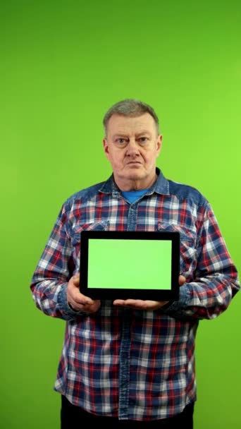 Старший Кавказский Мужчина Показывает Табличку Горизонтальным Зеленым Экраном Улыбкой Человек — стоковое видео
