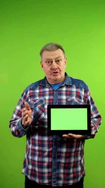 Старший Человек Использует Планшет Зеленым Экраном Представить Свой Продукт Идею — стоковое видео