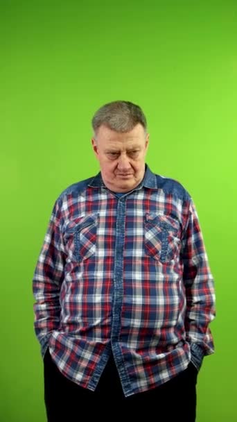 Självsäker Senior Man Vänlig Tittar Kameran Och Ler Begreppet Enkel — Stockvideo