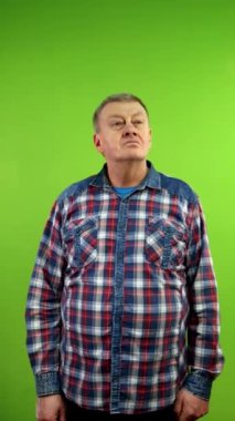 Kıdemli adam cevabı bilmiyor omuz silkip, parmaklarını göstermeyi bilmiyor. Olgun insan bilgiden emin değil ve işaret parmağıyla yanlamasına gönderiyor. Yeşil ekran. Krom anahtar. Dikey.