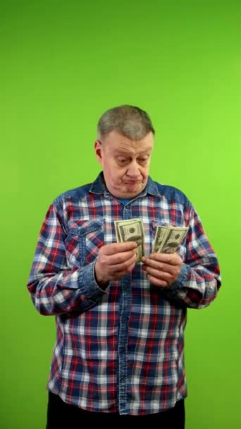 Starszy Pan Luźnych Ciuchach Zadowolony Licząc Dolary Wkładając Kieszeni Dojrzały — Wideo stockowe