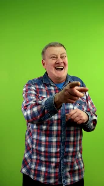 Senior Man Skrattar Och Pekar Pekfingret Någon Till Kameran Lustig — Stockvideo