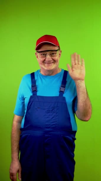 Vänlig Senior Man Overaller Vågor Handflata För Hälsning Eller Adjö — Stockvideo