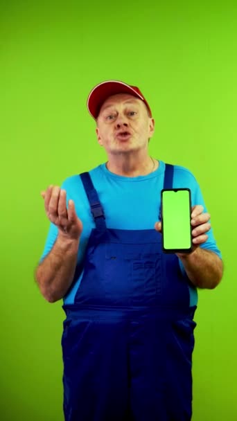 Starszy Mężczyzna Luźnej Odzieży Pokazuje Pusty Wyświetlacz Reklamowy Smartfon Dojrzała — Wideo stockowe