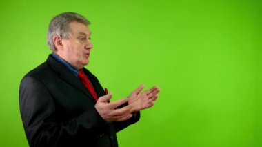 Takım elbiseli kıdemli işadamı yeşil ekrandaki birine