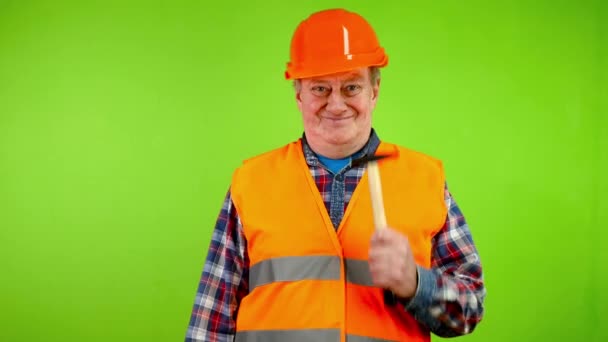 Ein Älterer Arbeiter Uniform Schlug Mit Einem Hammer Auf Den — Stockvideo