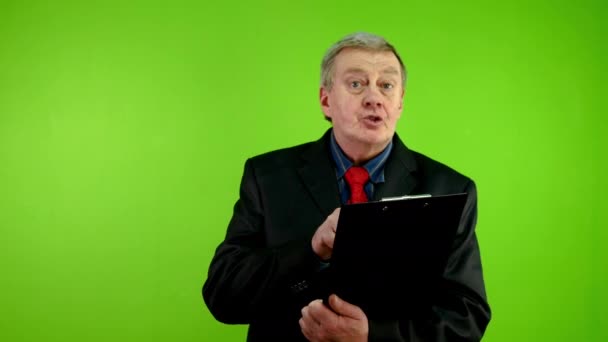 Senior Businessman Pomocí Tabletu Papírem Prezentovat Svůj Produkt Nebo Nápad — Stock video