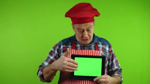 Senior Blogger Chef Rood Schort Maakt Video Les Vertelt Interessant — Stockvideo
