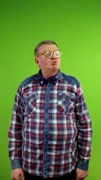 Homem Estranho Com Óculos Engraçados Olhando Para Câmera Torce Cabeça — Vídeo de Stock