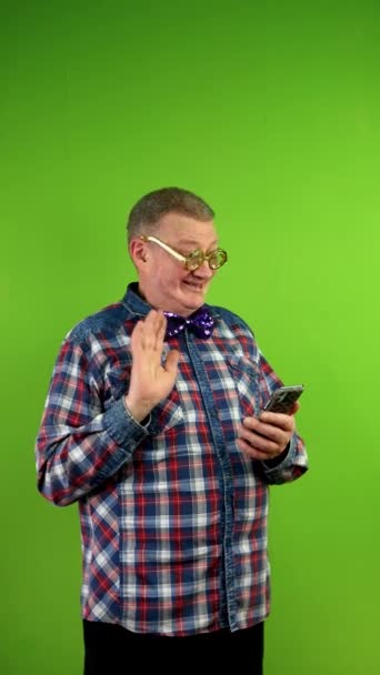 Dziwny Facet Śmiesznych Okularach Zabawny Rozmawiający Kamerą Internetową Zastosowanie Technologii — Wideo stockowe
