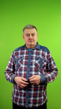 Kıdemli beyaz adam önemli bilgilerden beyin patlaması hareketi gösteriyor. Şok olmuş ve gereksiz bilgilerden bunalmış bir insan. Yeşil ekran, krom anahtar. Dikey.