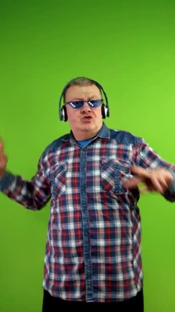 Senior Man Pixelvormige Zonnebril Schurk Leven Meme Stijl Danst Energiek — Stockvideo