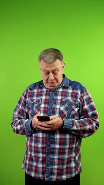 Senior Man Met Vingers Die Sms Zijn Smartphone Volwassen Persoon — Stockvideo