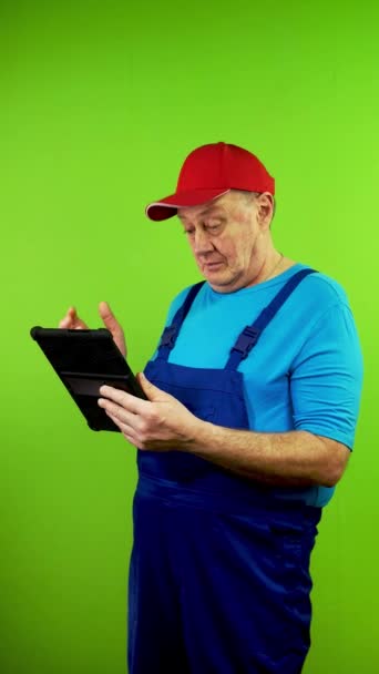 Reparador Overol Hablando Con Cliente Cliente Con Tablet Digital Uso — Vídeo de stock