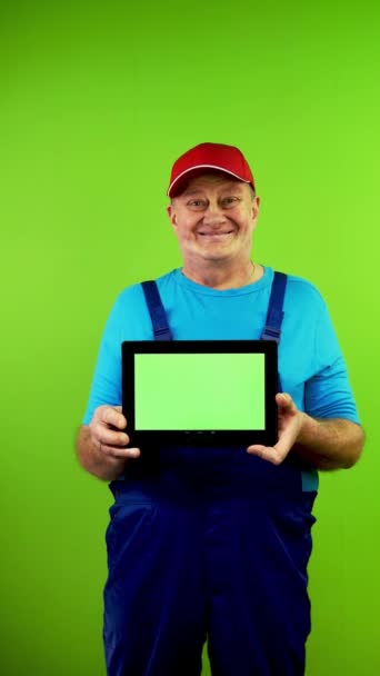 Reparador Macacão Mostrando Tablet Com Tela Verde Horizontal Sorrindo Pessoa — Vídeo de Stock