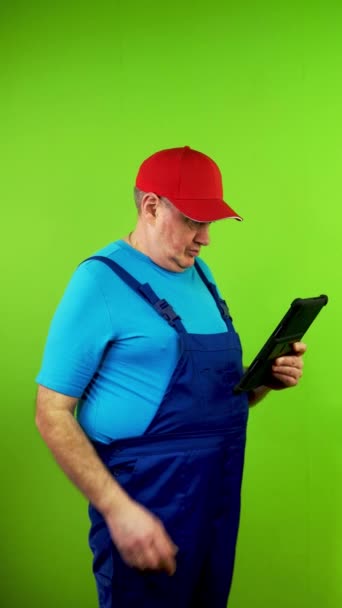 Reparador Sênior Macacão Algo Tablet Não Entende Nada Trabalhador Maduro — Vídeo de Stock