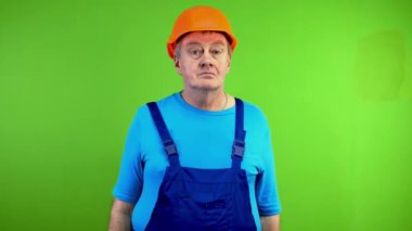 Tamirci yanıtı bilmiyor. Tereddüt ediyor, omuz silkiyor ve avuç içini açıyor. Olgun işçi bilgilerden emin değil, kafası karışık. Yeşil ekran. Krom anahtar.