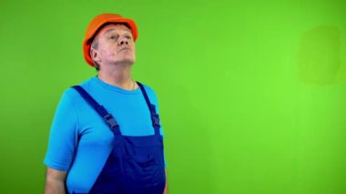 Tamirci cevabı bilmiyor. Omuzlarını silkip, parmaklarını işaret ediyor. Kıdemli işçi bilgiden emin değil ve işaret parmağıyla yanlamasına gönderiyor. Yeşil ekran. Krom anahtar.