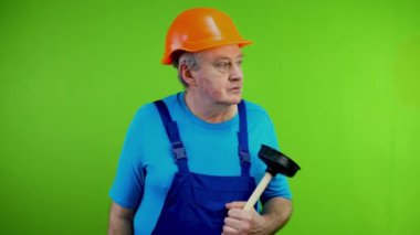 Tuvalet pompası olan işçiler etrafa bakarlar, bozulma nedenini anlamazlar. Olgun bir tamirci etrafına bakar ve omuz silker. Yeşil ekran. Krom anahtar.