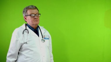 Ciddi kıdemli doktor kesinlikle hayır diyor, X jesti ile reddediyor ve bana katılmıyor. Yeşil ekran. Krom anahtar.