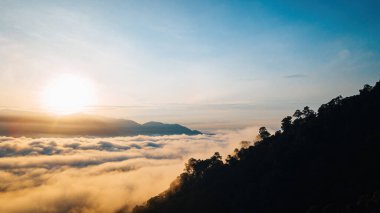 Lenggong, Perak 'taki Titiwangsa sıradağları üzerinde altın gün doğumu sırasında deniz bulutları.