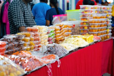 Marketteki Deepavali ya da Diwali festivalinde satılık özel Hint tatlısı ya da mithai.