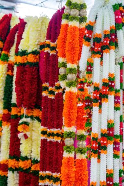 Hint renkli çiçek çelenkleri Deepavali ya da Diwali festivalinde satılacak..