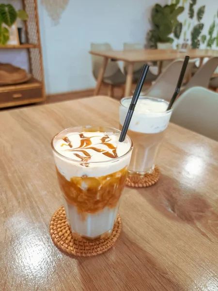 Latte Kopi Karamel Lezat Dalam Gelas Atas Meja Kayu Fokus — Stok Foto